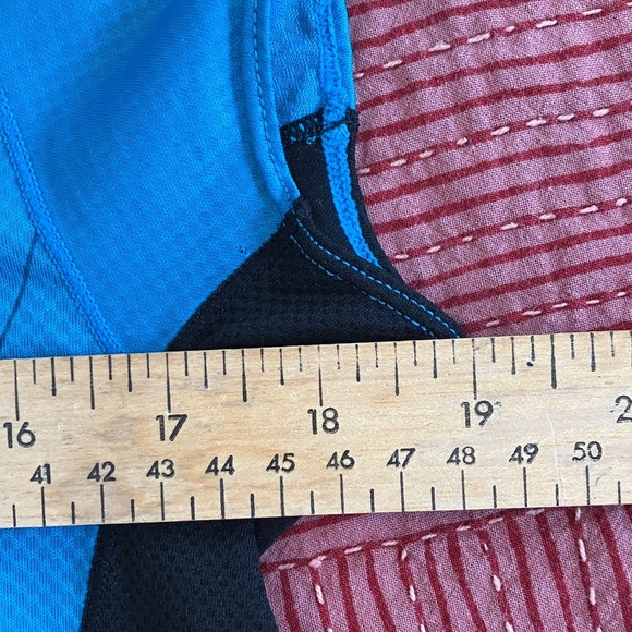 Mizuno women’s medium Blue running top with black slightly diaphanous back - Picture 4 of 12